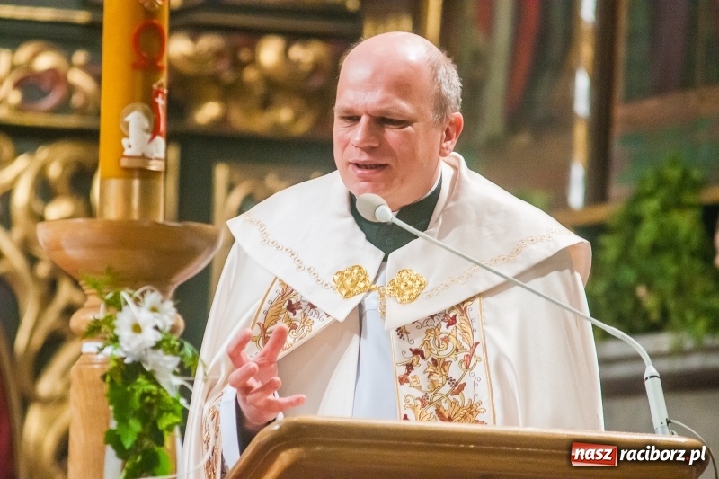 Zdjęcie w galerii na portalu naszraciborz.pl: Dzwony świątyni farnej znów zabrzmiały na powitanie nowego kapłana. Prymicje ks. Łukasza Klęczara wiadomości z regionu