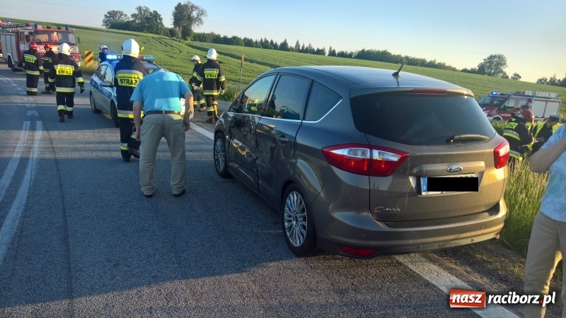 Zdjęcie w galerii na portalu naszraciborz.pl: O krok od tragedii na DK 45. Motocyklista odbił się od forda  wiadomości z regionu