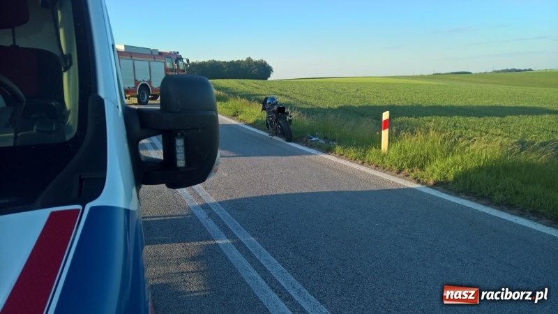 Zdjęcie w galerii na portalu naszraciborz.pl: O krok od tragedii na DK 45. Motocyklista odbił się od forda  wiadomości z regionu