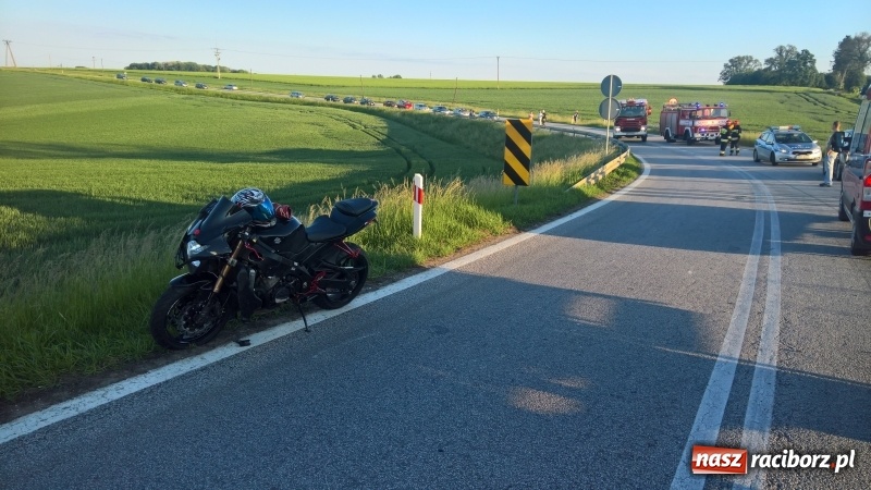 Zdjęcie w galerii na portalu naszraciborz.pl: O krok od tragedii na DK 45. Motocyklista odbił się od forda  wiadomości z regionu