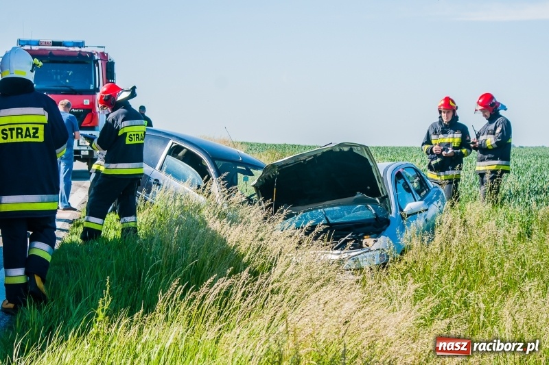 Zdjęcie w galerii na portalu naszraciborz.pl: Zderzenie forda i opla na DK 45 za Rudnikiem wiadomości z regionu