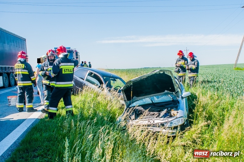 Zdjęcie w galerii na portalu naszraciborz.pl: Zderzenie forda i opla na DK 45 za Rudnikiem wiadomości z regionu