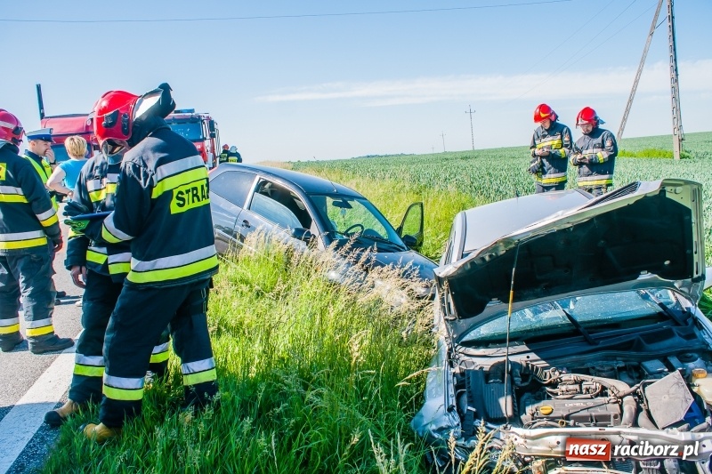 Zdjęcie w galerii na portalu naszraciborz.pl: Zderzenie forda i opla na DK 45 za Rudnikiem wiadomości z regionu
