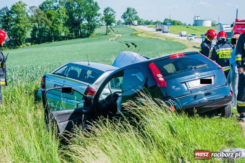 Zdjęcie w galerii na portalu naszraciborz.pl: Zderzenie forda i opla na DK 45 za Rudnikiem wiadomości z regionu