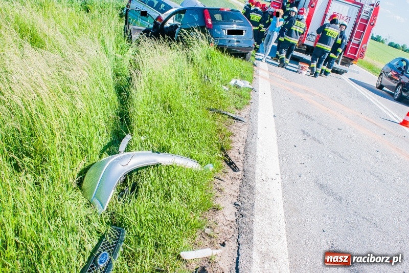 Zdjęcie w galerii na portalu naszraciborz.pl: Zderzenie forda i opla na DK 45 za Rudnikiem wiadomości z regionu