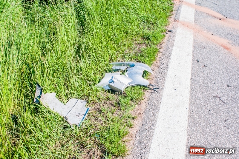 Zdjęcie w galerii na portalu naszraciborz.pl: Zderzenie forda i opla na DK 45 za Rudnikiem wiadomości z regionu