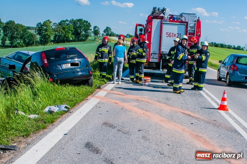 Zdjęcie w galerii na portalu naszraciborz.pl: Zderzenie forda i opla na DK 45 za Rudnikiem wiadomości z regionu