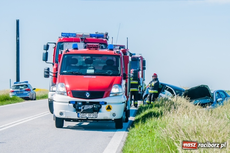 Zdjęcie w galerii na portalu naszraciborz.pl: Zderzenie forda i opla na DK 45 za Rudnikiem wiadomości z regionu