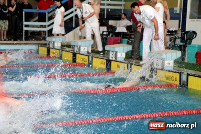 Zdjęcie w galerii na portalu naszraciborz.pl: Pływanie: Agnieszka z pucharem  wiadomości z regionu