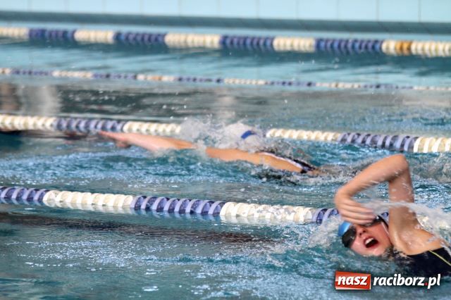 Zdjęcie w galerii na portalu naszraciborz.pl: Pływanie: Agnieszka z pucharem  wiadomości z regionu