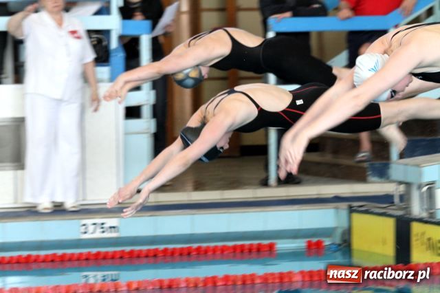 Zdjęcie w galerii na portalu naszraciborz.pl: Pływanie: Agnieszka z pucharem  wiadomości z regionu