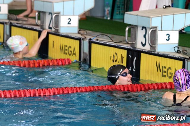 Zdjęcie w galerii na portalu naszraciborz.pl: Pływanie: Agnieszka z pucharem  wiadomości z regionu