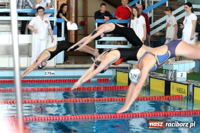 Zdjęcie w galerii na portalu naszraciborz.pl: Pływanie: Agnieszka z pucharem  wiadomości z regionu