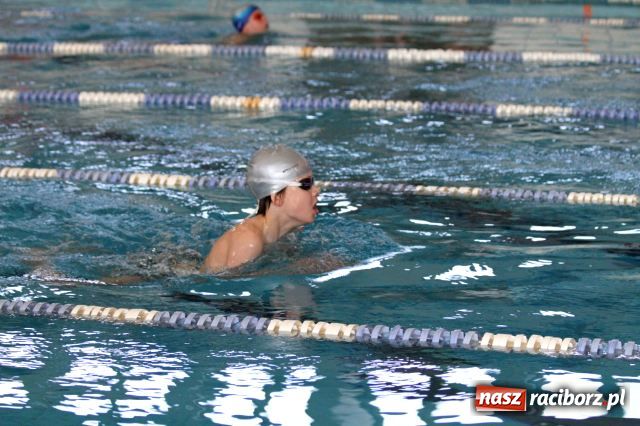 Zdjęcie w galerii na portalu naszraciborz.pl: Pływanie: Agnieszka z pucharem  wiadomości z regionu