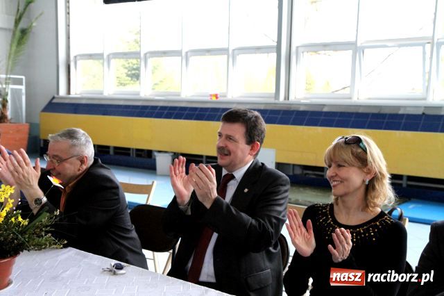 Zdjęcie w galerii na portalu naszraciborz.pl: Pływanie: Agnieszka z pucharem  wiadomości z regionu