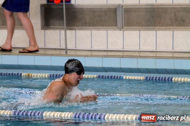 Zdjęcie w galerii na portalu naszraciborz.pl: Pływanie: Agnieszka z pucharem  wiadomości z regionu