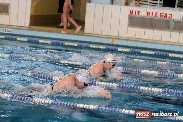Zdjęcie w galerii na portalu naszraciborz.pl: Pływanie: Agnieszka z pucharem  wiadomości z regionu