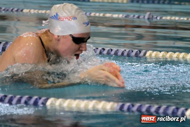 Zdjęcie w galerii na portalu naszraciborz.pl: Pływanie: Agnieszka z pucharem  wiadomości z regionu
