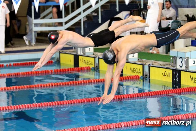 Zdjęcie w galerii na portalu naszraciborz.pl: Pływanie: Agnieszka z pucharem  wiadomości z regionu
