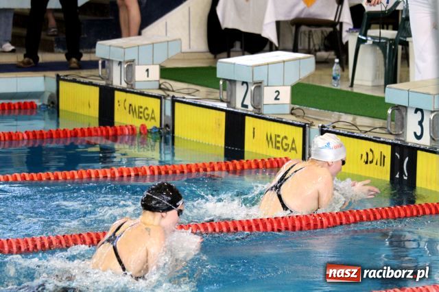 Zdjęcie w galerii na portalu naszraciborz.pl: Pływanie: Agnieszka z pucharem  wiadomości z regionu