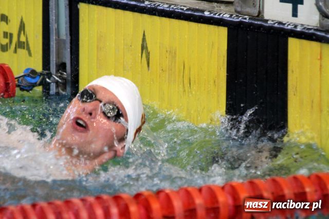 Zdjęcie w galerii na portalu naszraciborz.pl: Pływanie: Agnieszka z pucharem  wiadomości z regionu