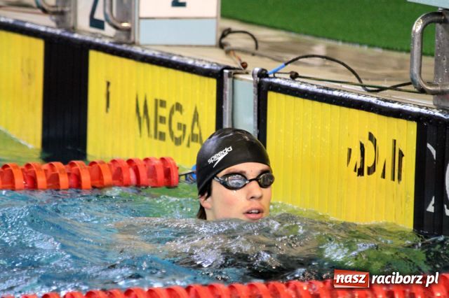 Zdjęcie w galerii na portalu naszraciborz.pl: Pływanie: Agnieszka z pucharem  wiadomości z regionu