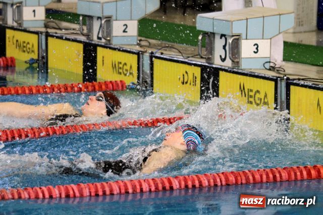 Zdjęcie w galerii na portalu naszraciborz.pl: Pływanie: Agnieszka z pucharem  wiadomości z regionu