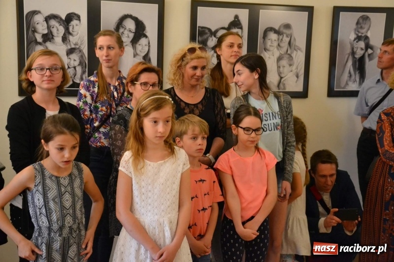 Zdjęcie w galerii na portalu naszraciborz.pl: Podwójny wernisaż i koncert Raciborskiego Ogniska Muzycznego na Zamku Piastowskim  wiadomości z regionu