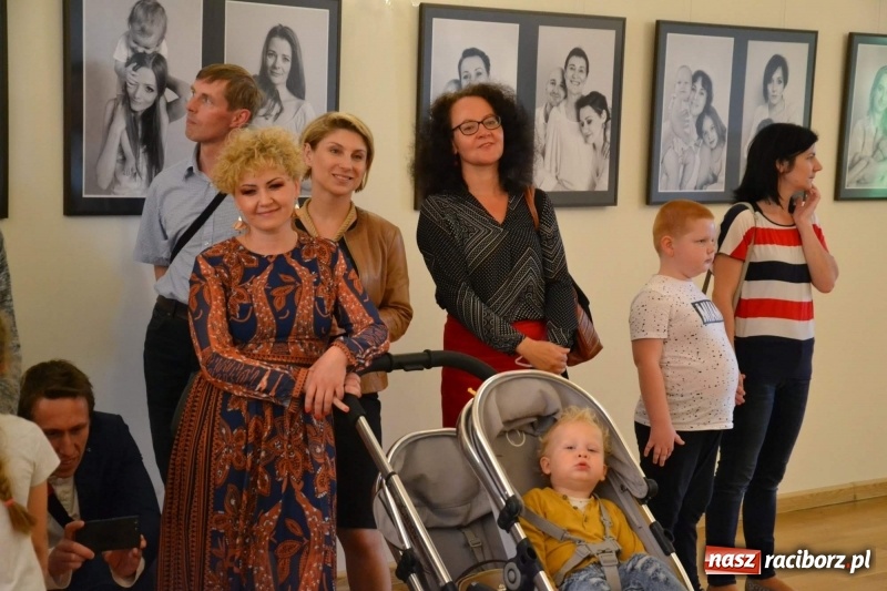 Zdjęcie w galerii na portalu naszraciborz.pl: Podwójny wernisaż i koncert Raciborskiego Ogniska Muzycznego na Zamku Piastowskim  wiadomości z regionu