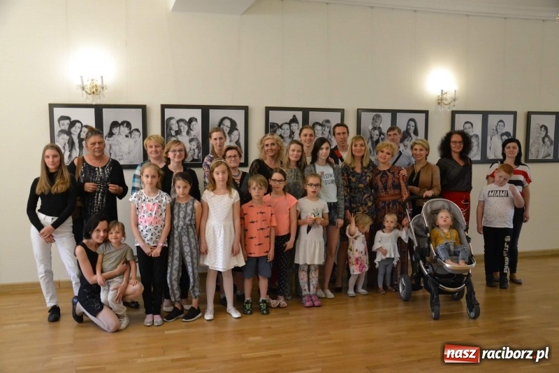 Zdjęcie w galerii na portalu naszraciborz.pl: Podwójny wernisaż i koncert Raciborskiego Ogniska Muzycznego na Zamku Piastowskim  wiadomości z regionu