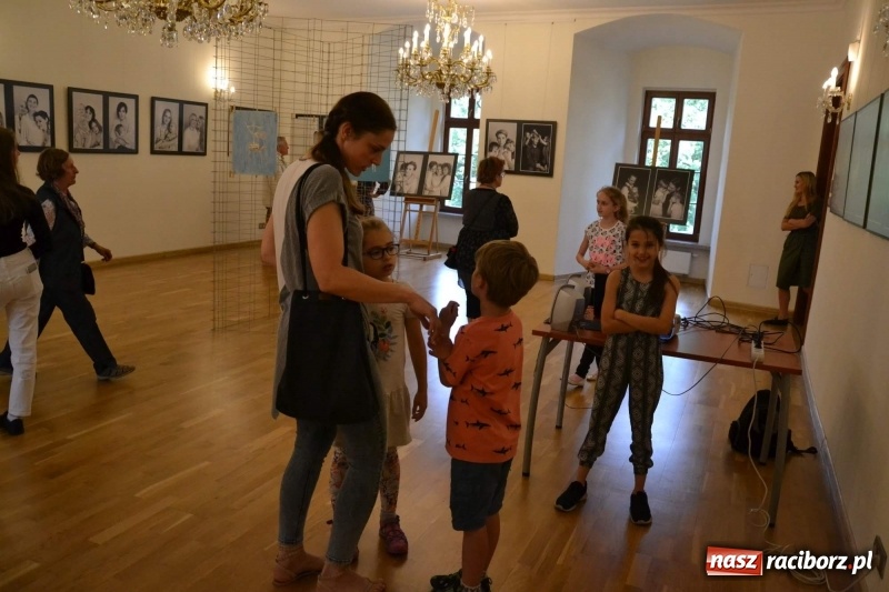 Zdjęcie w galerii na portalu naszraciborz.pl: Podwójny wernisaż i koncert Raciborskiego Ogniska Muzycznego na Zamku Piastowskim  wiadomości z regionu