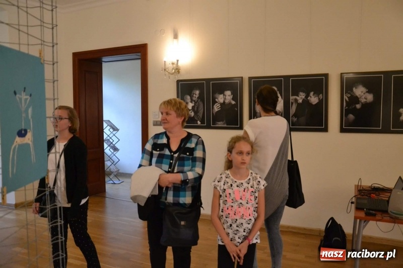 Zdjęcie w galerii na portalu naszraciborz.pl: Podwójny wernisaż i koncert Raciborskiego Ogniska Muzycznego na Zamku Piastowskim  wiadomości z regionu