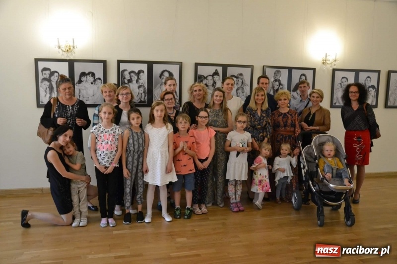 Zdjęcie w galerii na portalu naszraciborz.pl: Podwójny wernisaż i koncert Raciborskiego Ogniska Muzycznego na Zamku Piastowskim  wiadomości z regionu