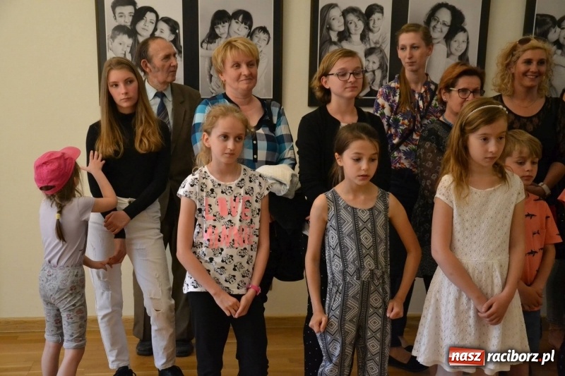 Zdjęcie w galerii na portalu naszraciborz.pl: Podwójny wernisaż i koncert Raciborskiego Ogniska Muzycznego na Zamku Piastowskim  wiadomości z regionu