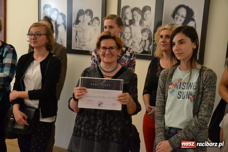 Zdjęcie w galerii na portalu naszraciborz.pl: Podwójny wernisaż i koncert Raciborskiego Ogniska Muzycznego na Zamku Piastowskim  wiadomości z regionu