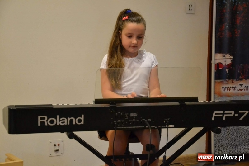 Zdjęcie w galerii na portalu naszraciborz.pl: Podwójny wernisaż i koncert Raciborskiego Ogniska Muzycznego na Zamku Piastowskim  wiadomości z regionu