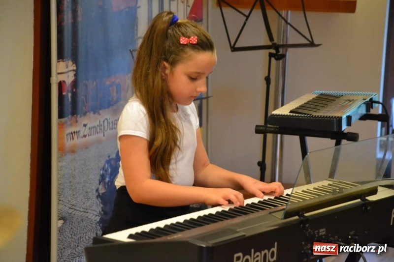 Zdjęcie w galerii na portalu naszraciborz.pl: Podwójny wernisaż i koncert Raciborskiego Ogniska Muzycznego na Zamku Piastowskim  wiadomości z regionu