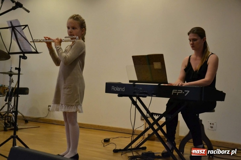 Zdjęcie w galerii na portalu naszraciborz.pl: Podwójny wernisaż i koncert Raciborskiego Ogniska Muzycznego na Zamku Piastowskim  wiadomości z regionu