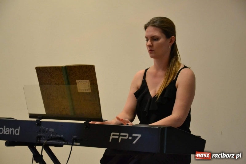 Zdjęcie w galerii na portalu naszraciborz.pl: Podwójny wernisaż i koncert Raciborskiego Ogniska Muzycznego na Zamku Piastowskim  wiadomości z regionu