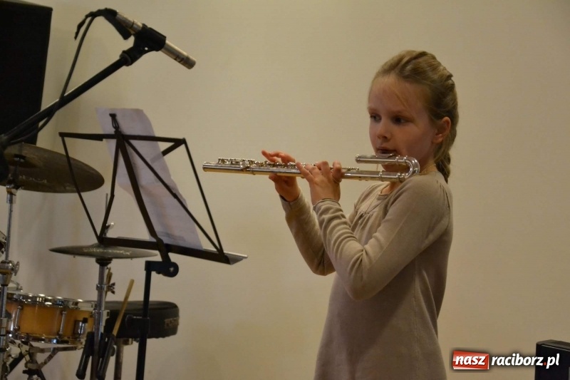 Zdjęcie w galerii na portalu naszraciborz.pl: Podwójny wernisaż i koncert Raciborskiego Ogniska Muzycznego na Zamku Piastowskim  wiadomości z regionu