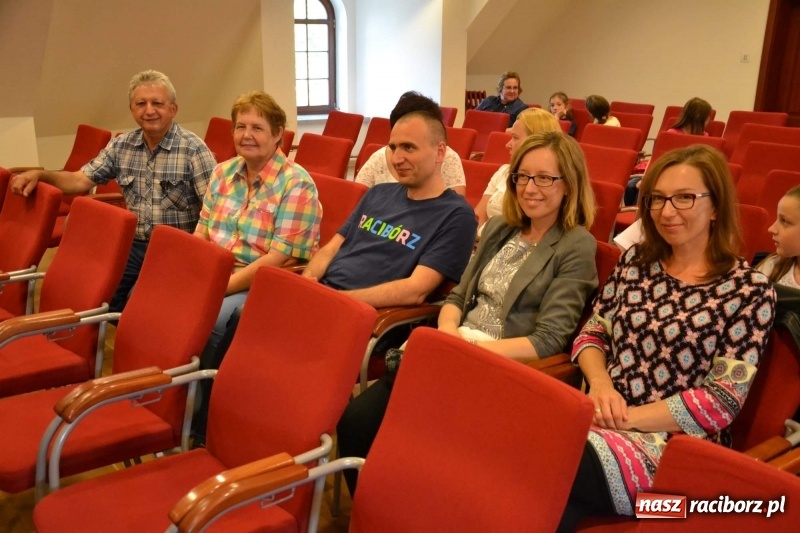 Zdjęcie w galerii na portalu naszraciborz.pl: Podwójny wernisaż i koncert Raciborskiego Ogniska Muzycznego na Zamku Piastowskim  wiadomości z regionu