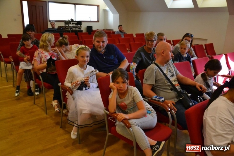 Zdjęcie w galerii na portalu naszraciborz.pl: Podwójny wernisaż i koncert Raciborskiego Ogniska Muzycznego na Zamku Piastowskim  wiadomości z regionu