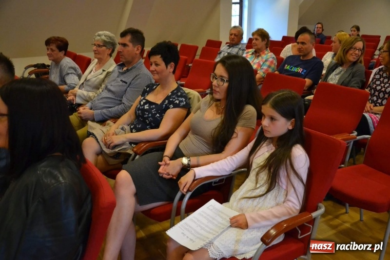 Zdjęcie w galerii na portalu naszraciborz.pl: Podwójny wernisaż i koncert Raciborskiego Ogniska Muzycznego na Zamku Piastowskim  wiadomości z regionu