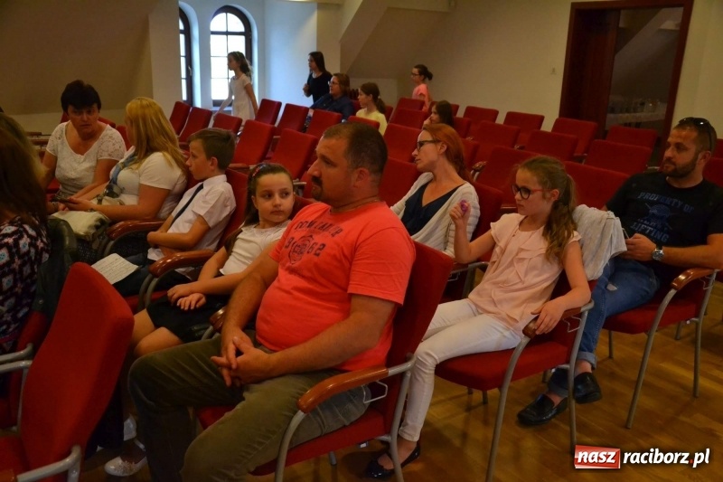 Zdjęcie w galerii na portalu naszraciborz.pl: Podwójny wernisaż i koncert Raciborskiego Ogniska Muzycznego na Zamku Piastowskim  wiadomości z regionu