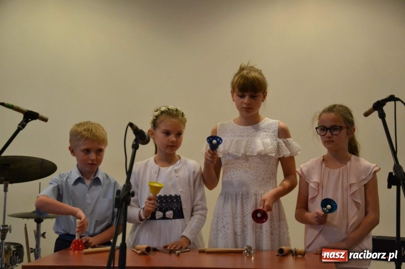 Zdjęcie w galerii na portalu naszraciborz.pl: Podwójny wernisaż i koncert Raciborskiego Ogniska Muzycznego na Zamku Piastowskim  wiadomości z regionu