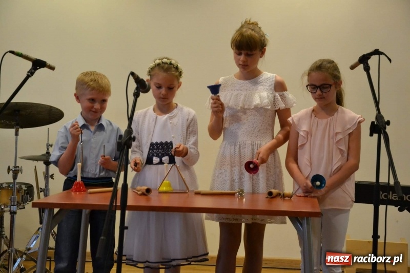 Zdjęcie w galerii na portalu naszraciborz.pl: Podwójny wernisaż i koncert Raciborskiego Ogniska Muzycznego na Zamku Piastowskim  wiadomości z regionu