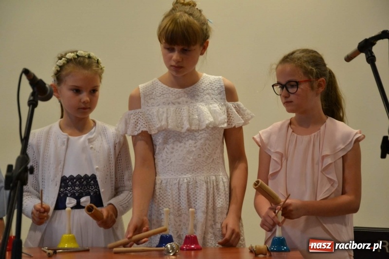 Zdjęcie w galerii na portalu naszraciborz.pl: Podwójny wernisaż i koncert Raciborskiego Ogniska Muzycznego na Zamku Piastowskim  wiadomości z regionu