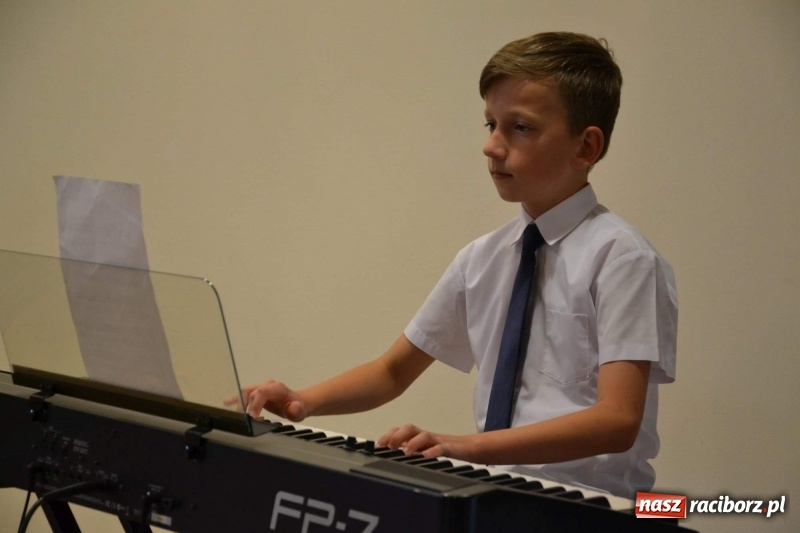 Zdjęcie w galerii na portalu naszraciborz.pl: Podwójny wernisaż i koncert Raciborskiego Ogniska Muzycznego na Zamku Piastowskim  wiadomości z regionu