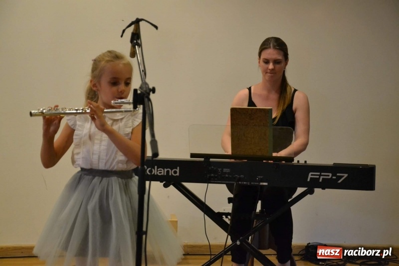 Zdjęcie w galerii na portalu naszraciborz.pl: Podwójny wernisaż i koncert Raciborskiego Ogniska Muzycznego na Zamku Piastowskim  wiadomości z regionu