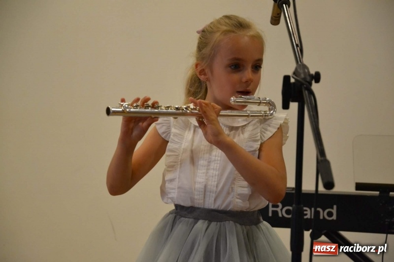 Zdjęcie w galerii na portalu naszraciborz.pl: Podwójny wernisaż i koncert Raciborskiego Ogniska Muzycznego na Zamku Piastowskim  wiadomości z regionu